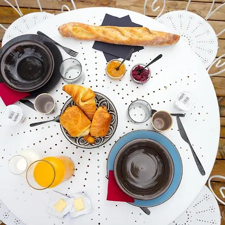 Cottage, & 64 * Prouilly